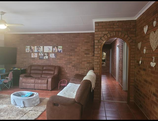 4 BEDROOM HOUSE TO LET IN SAFARI GARDENS